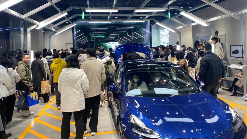 Cientos de propietarios de Tesla en China protestan después de perderse grandes recortes de precios