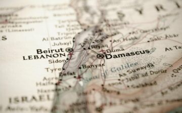 Izrael grozi z bombardiranjem ključnih sredstev v Libanonu