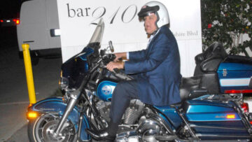 Ο Jay Leno αναρρώνει από πολλά σπασμένα κόκαλα που προκλήθηκαν από ατύχημα με μοτοσικλέτα