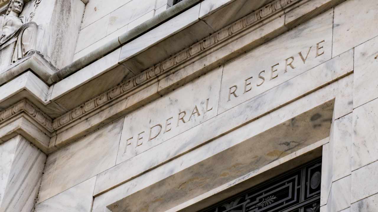 ジェフ・ブースは、連邦準備制度理事会が金利を引き上げ続ける場合、債務デフレについて警告します