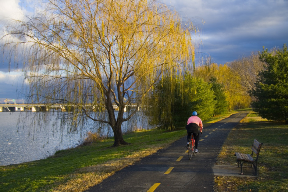 ركوب الدراجات على مسار ركوب الدراجات على طول نهر بوتوماك ، وهو نشاط يشارك فيه كثير من الناس بعد الانتقال إلى واشنطن العاصمة.