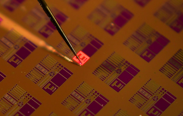 MICLEDI میکرو ال ای دی های قرمز AlInGaP را در نمایشگاه CES به نمایش گذاشت و مجموعه ای از میکرو ال ای دی های RGB را تکمیل کرد.