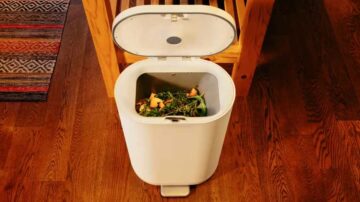 Nest 공동 설립자는 음식물 쓰레기를 줄이기 위해 음식물 찌꺼기를 닭 모이로 바꾸는 지속 가능한 주방 쓰레기통인 Mill을 출시했습니다.