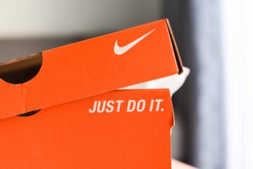 Nike provoacă marca comercială a companiei Hemp Sloganul „Just Hemp It”