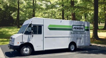 Penske Truck Leasing dopolnjuje floto električnih tovornjakov s prevzemom enot Freightliner MT50e