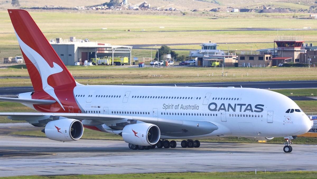 Qantas A380 landar tidigt efter att passageraren fått HLR