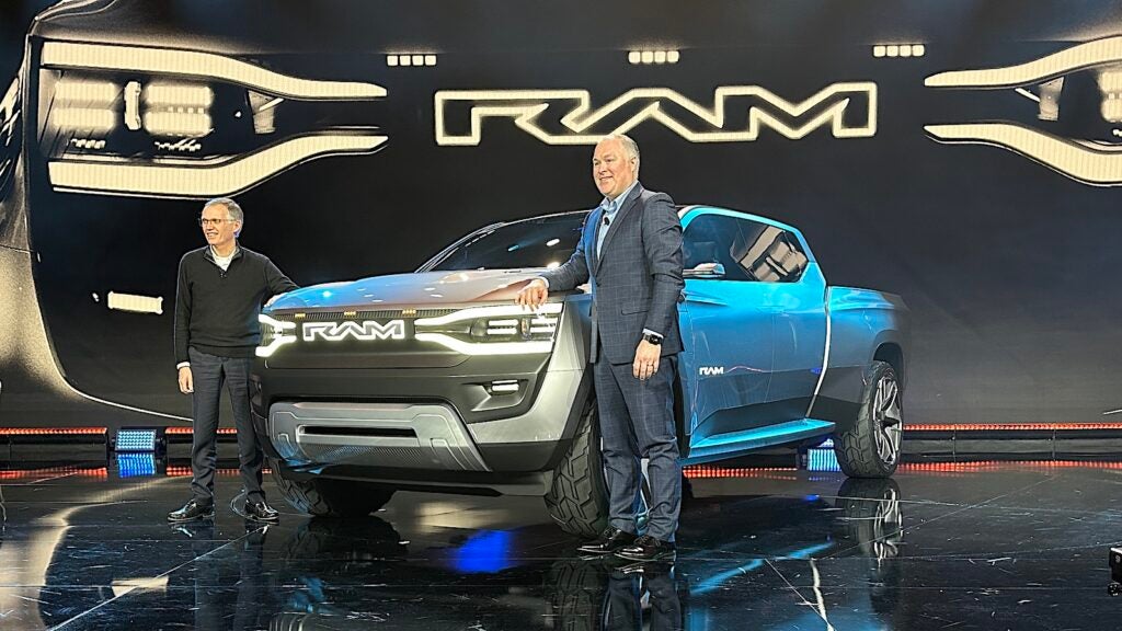Ram își tachina primul pick-up complet electric cu conceptul Ram Revolution