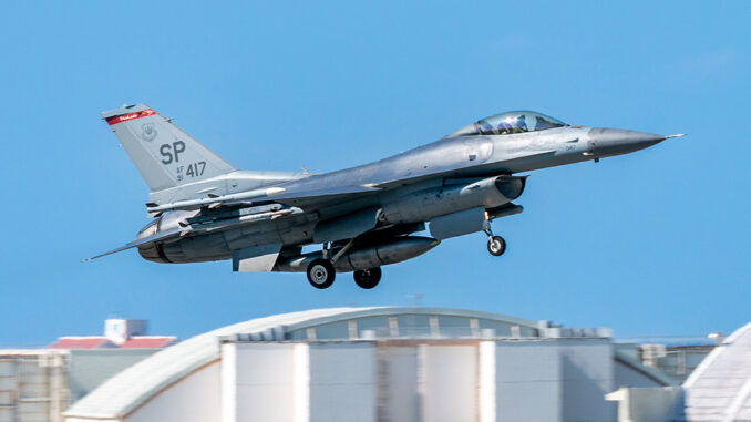 Os F-16 de Spangdahlem são implantados em Kadena como substituição temporária do F-15