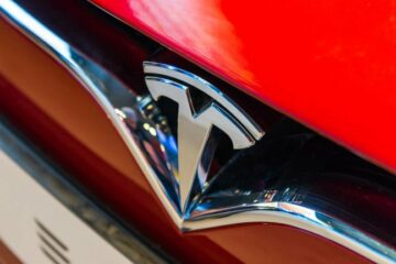 Teslas autopilot taper mot Ford, GM innen selvkjørende teknologi