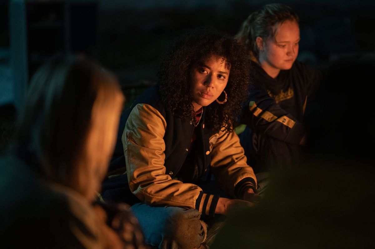 نسخه نوجوان Taissa با بازی Jasmin Savoy Brown، در کنار آتش در بیابان، در کنار دوست دخترش Van (با بازی Liv Hewson) نشسته است.