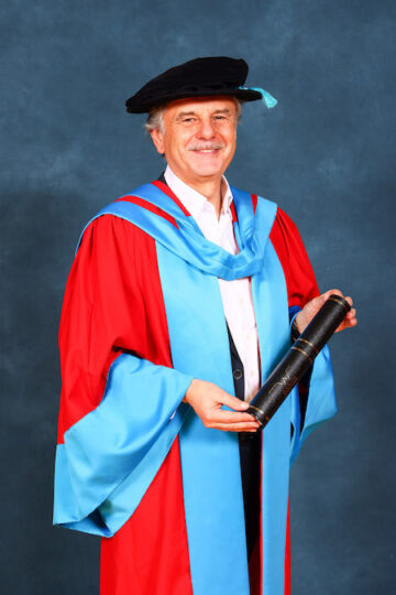 Председатель правления TVS Motor Company сэр Ральф Спет удостоен звания почетного доктора Уорикского университета.