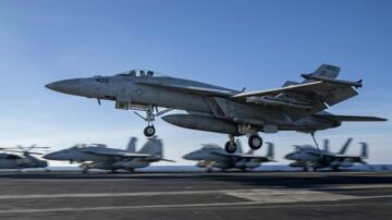 ABD Donanması, Ağır Hasar Görmüş Süper Hornet Üzerindeki Türünün İlk Eşsiz Onarımlarını Denizde Tamamladı