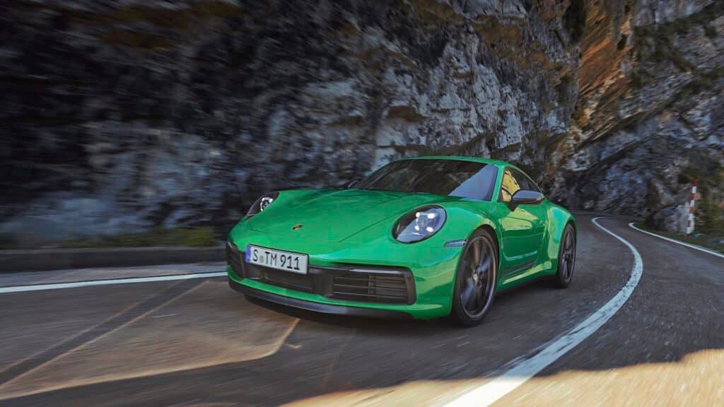 2023 포르쉐 911 T 전면 주행 녹색 REL