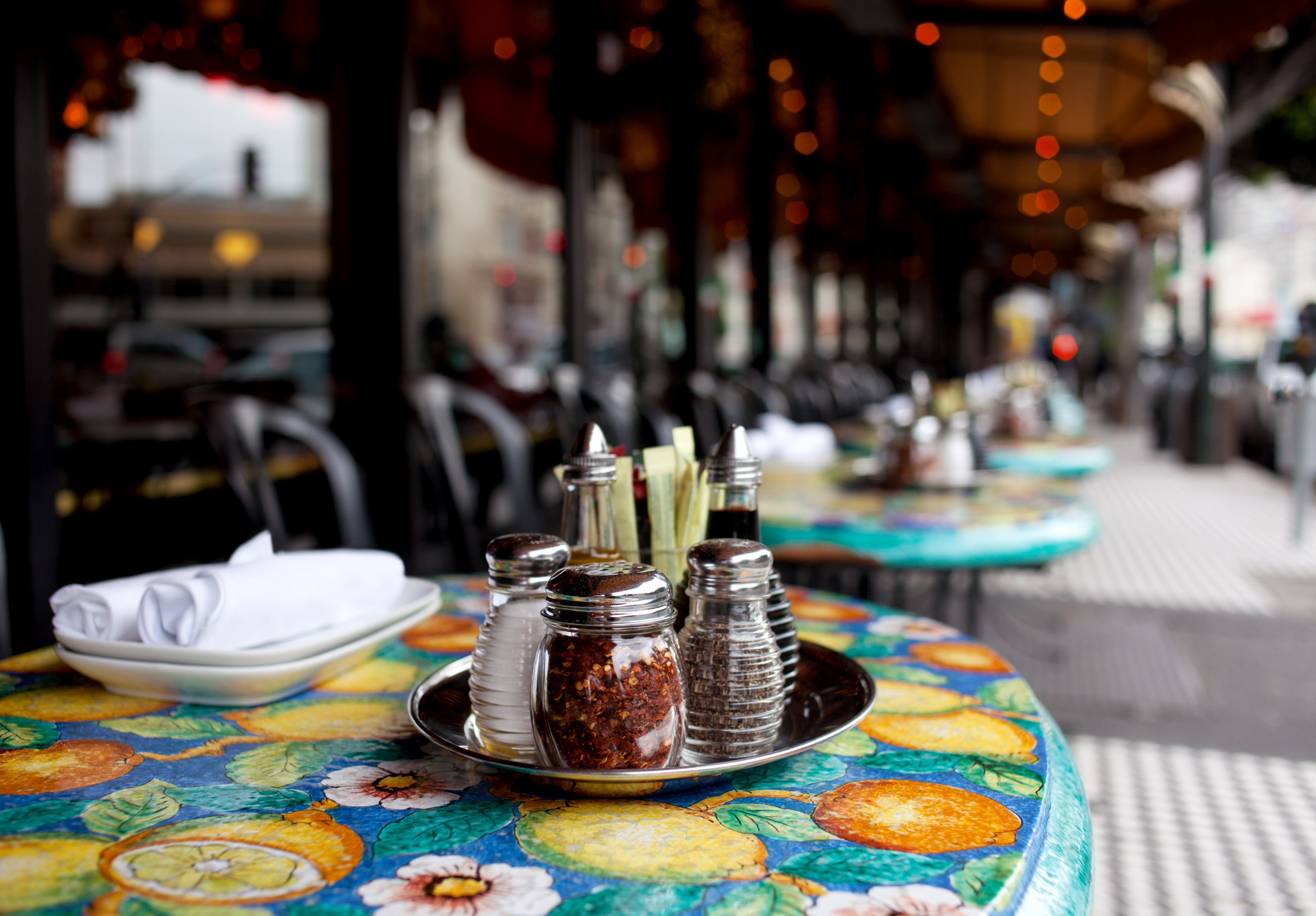 Ένα πολύχρωμο τραπέζι σε ένα πεζοδρόμιο σε ένα εστιατόριο