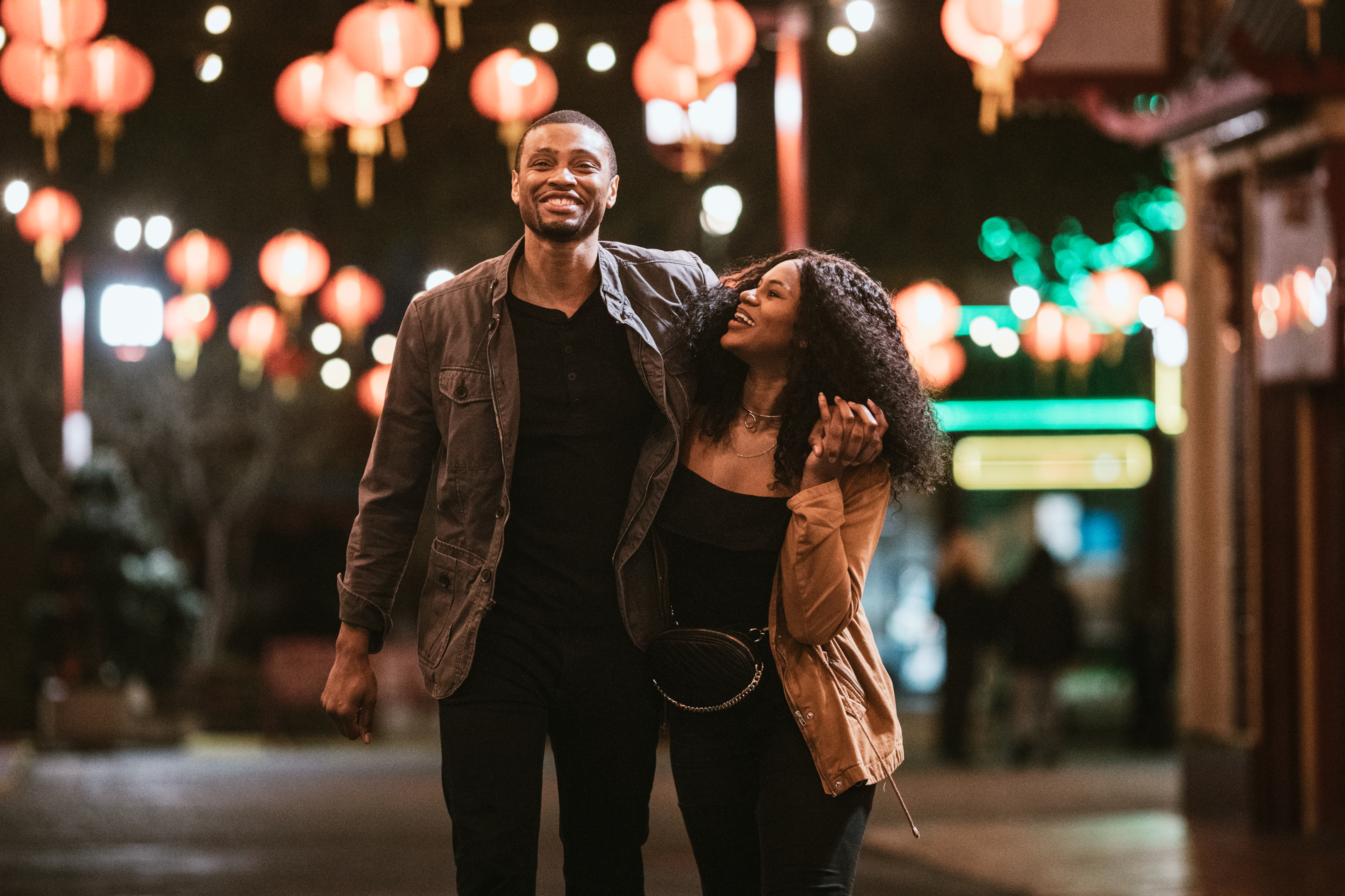 زوج خوشبخت در حال قدم زدن در محله چینی ها در مرکز شهر اوکلند