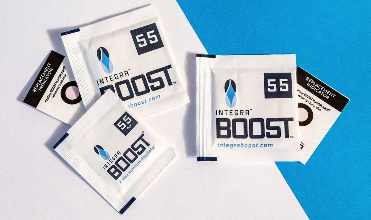 חבילות בקרת לחות integra-boost על רקע כחול לבן
