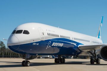 Boeing, bir gövde elemanını incelemek için 787 Dreamliner'ın teslimatını tekrar askıya aldı