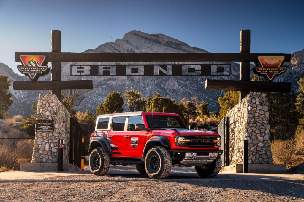 Køb en Bronco Raptor, Ford vil lære dig at køre den – gratis
