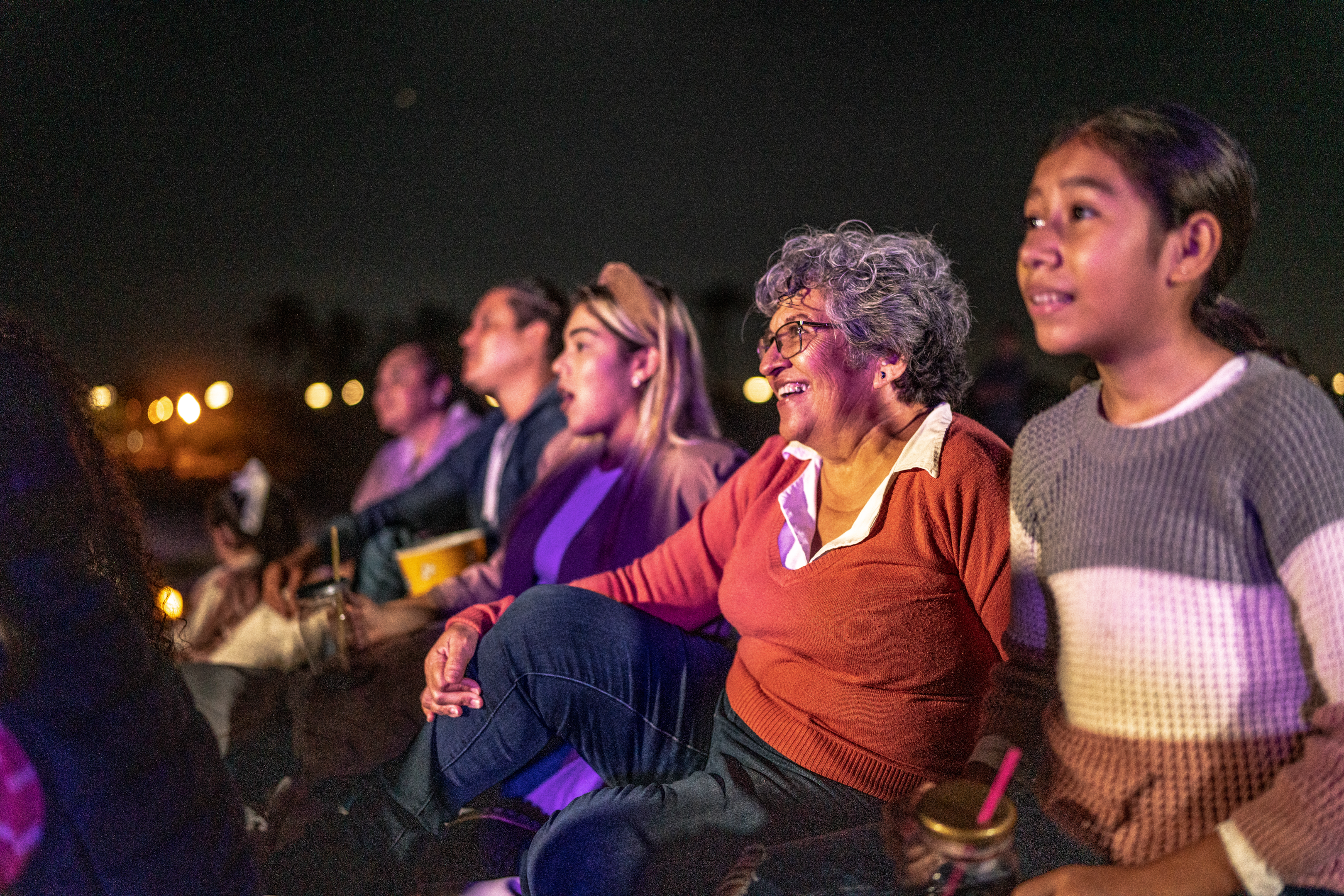 Una familia disfrutando de un cine al aire libre