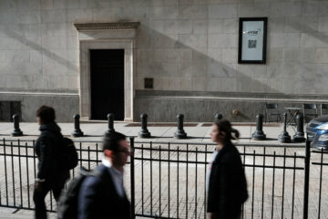 CNBC Daily Open: azioni, obbligazioni e oro sono diminuiti: a febbraio non c'erano asset sicuri per gli investitori