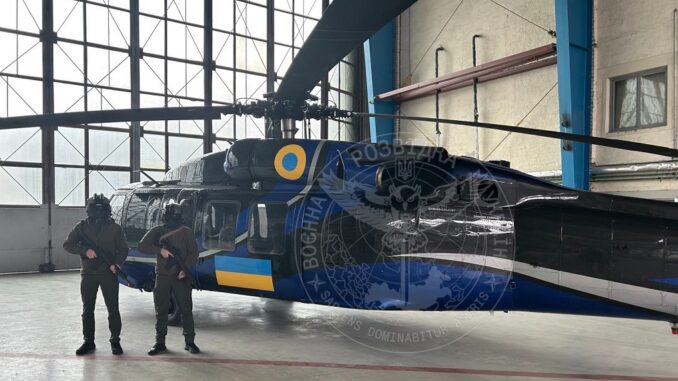 Le premier hélicoptère UH-60 Black Hawk pour les services de renseignement ukrainiens casse la couverture