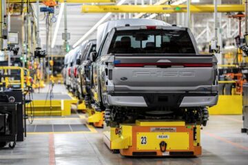Ford je zaradi težav ustavil proizvodnjo v dveh tovarnah