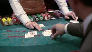 Jak działają maszyny do tasowania kart w kasynach online?