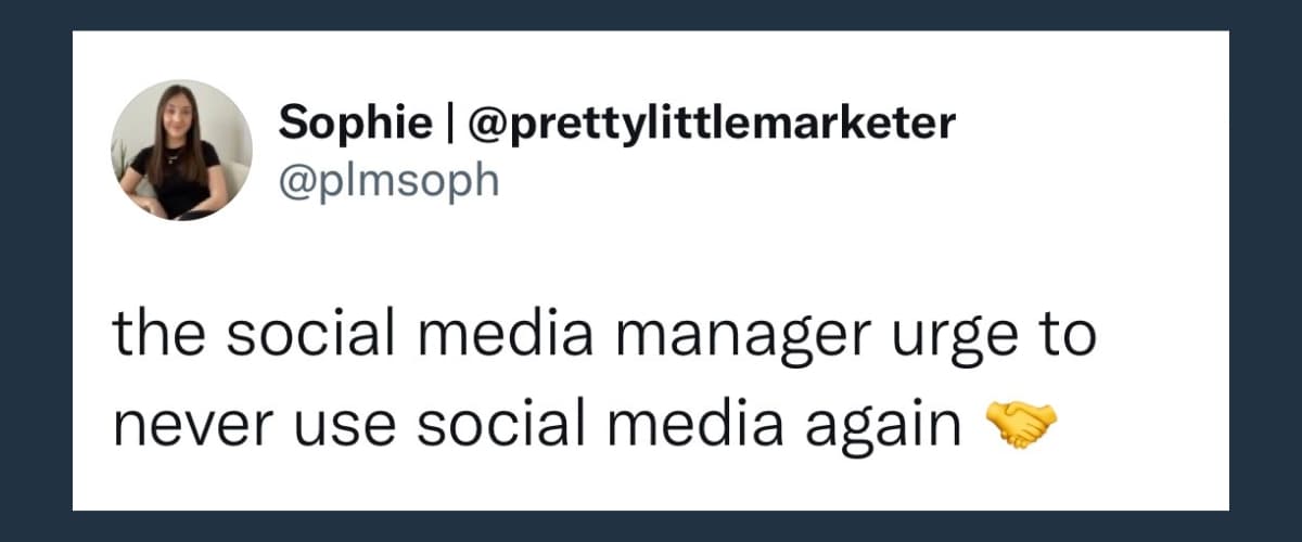 grafica che recita "il social media manager esorta a non utilizzare mai più i social media"