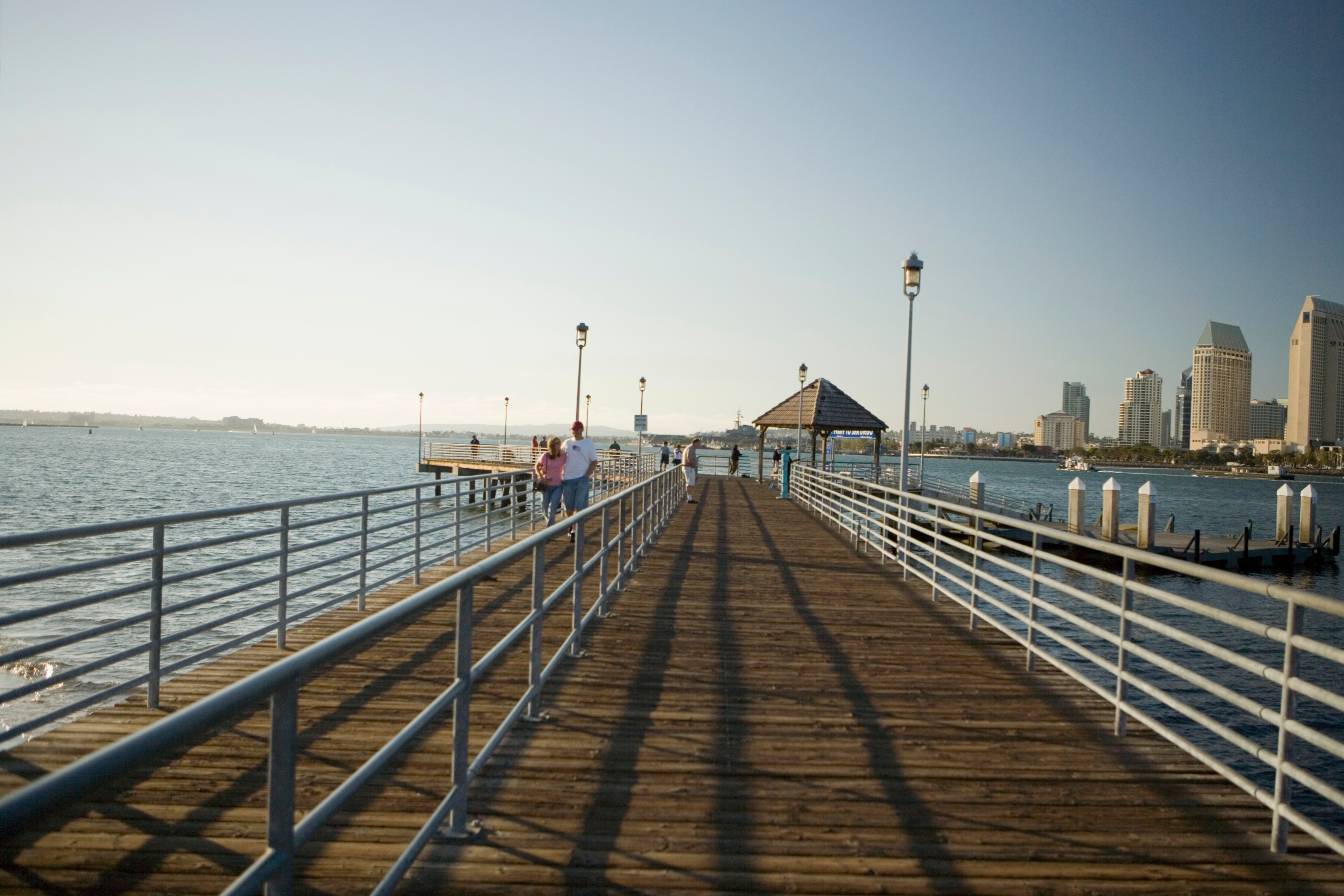 Menschen zu Fuß auf einem Pier in der Bucht von San Diego