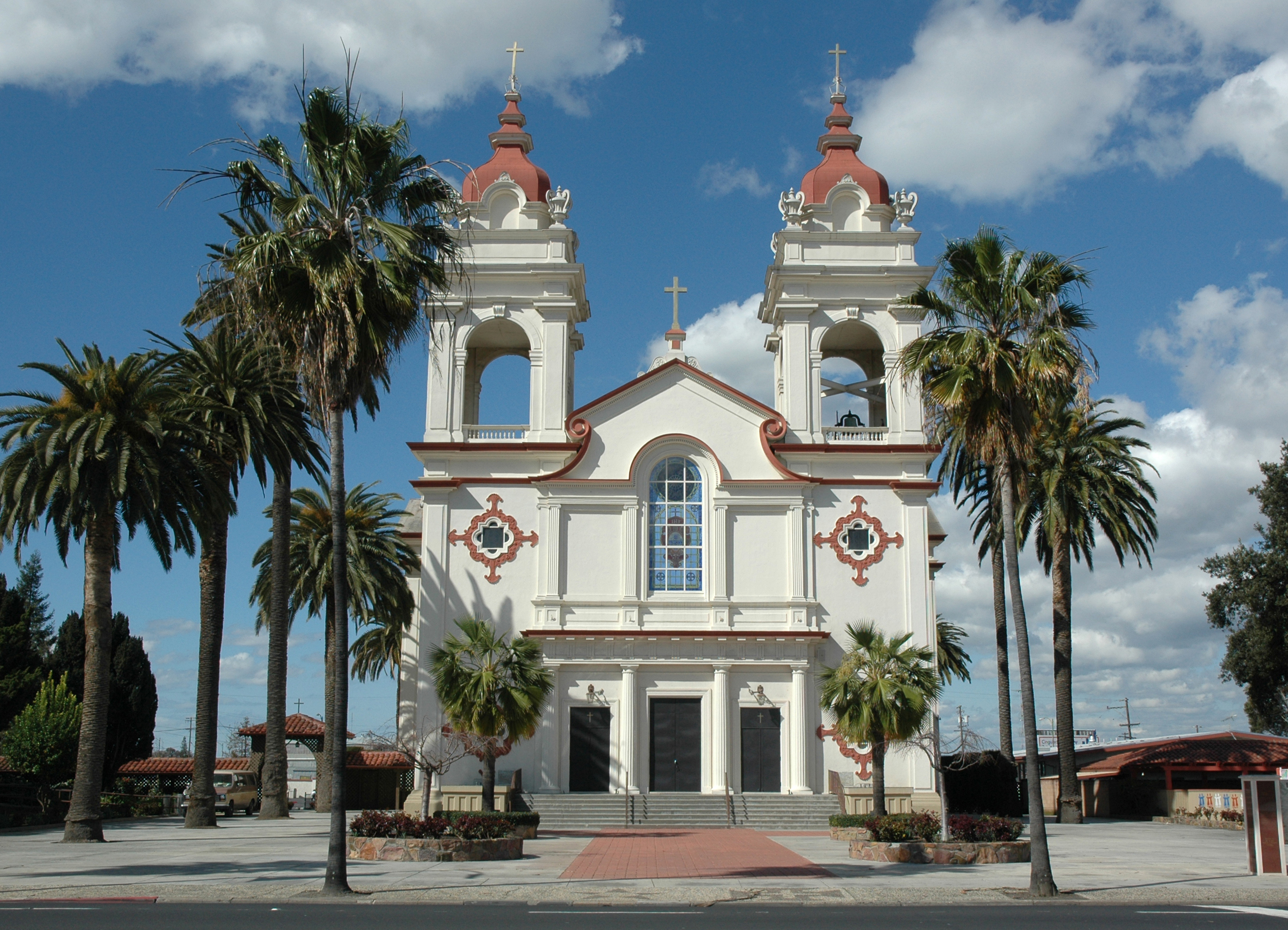 Iglesia tradicional cerca del Valle de Santa Clara, la Iglesia Nacional Portuguesa de las Cinco Llagas