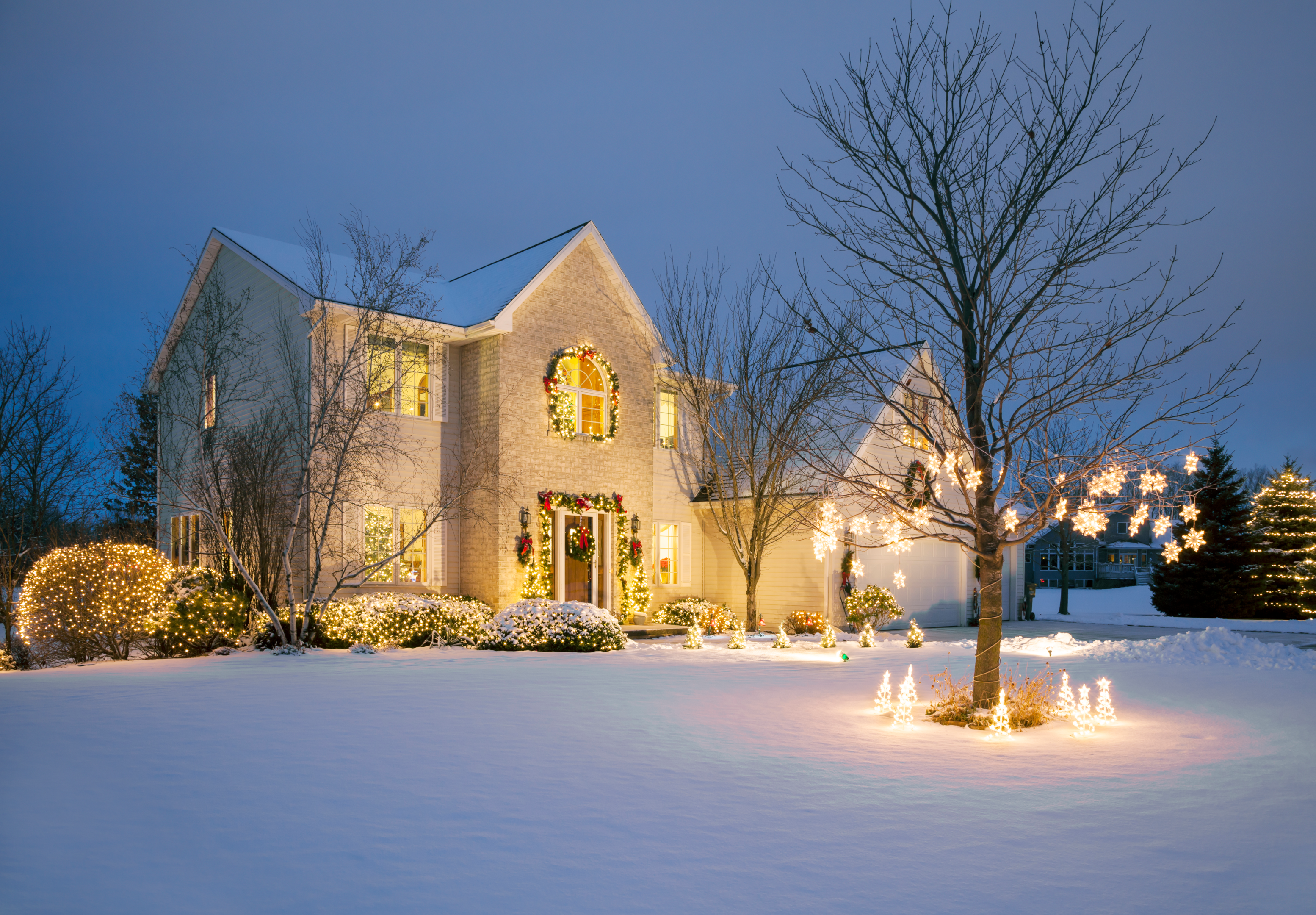 Valoilla ja joulukoristeilla koristeltu talo