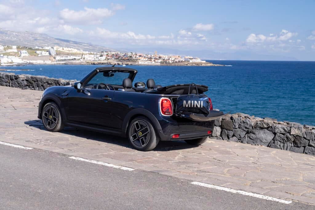 Mini Cooper SE convertible belakang 3-4 REL