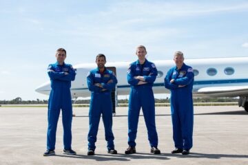 Multinationale bemanning arriveert bij Kennedy Space Center voor lanceringsvoorbereidingen
