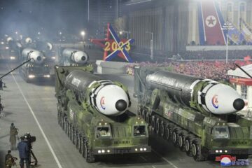 Северная Корея демонстрирует межконтинентальные баллистические ракеты и тактические ядерные блоки на военном параде