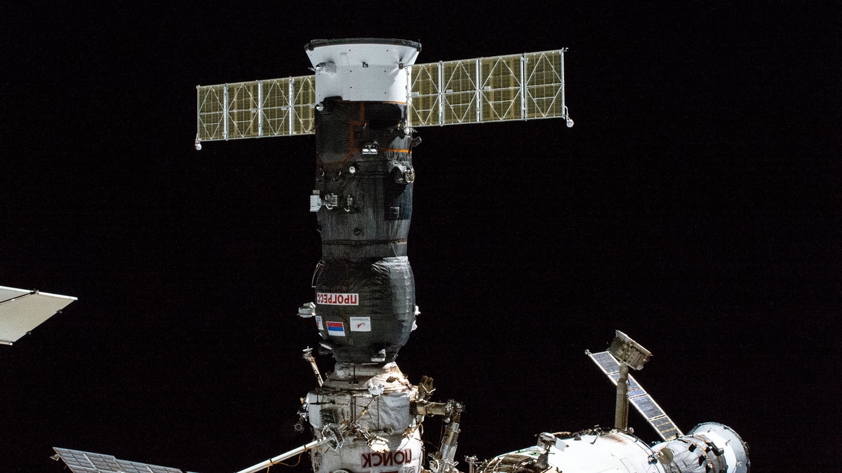 Progress cargo spacecraft at ISS suffers coolant leak