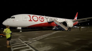 Qantas 787 승객은 뉴캐슬 활주로에서 7시간을 보냅니다.