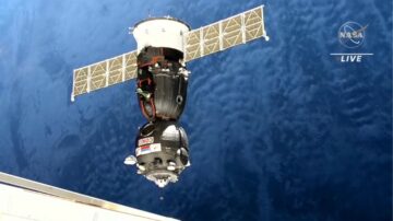 Nadomestni Sojuz prispe na vesoljsko postajo