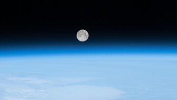 Menembakkan Debu Bulan ke Luar Angkasa sebagai 'Tabir Surya' untuk Bumi Dapat Membantu Menghentikan Perubahan Iklim