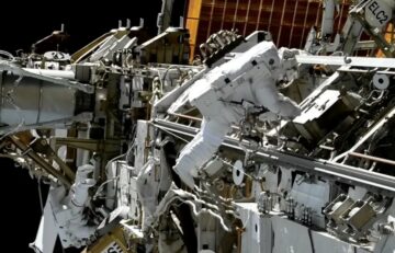 אסטרונאוטים בתחנת החלל מסיימים את ההכנות לזוג הבא של מערכי שמש חדשים