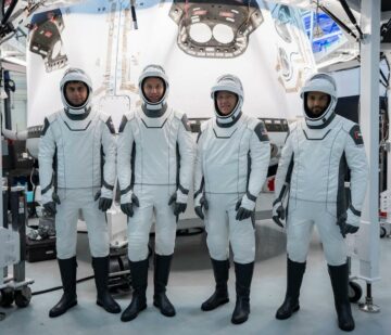 SpaceX Crew Dragon готовится к ночному запуску на космическую станцию