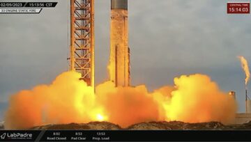 SpaceX יורה 31 מנועים בניסוי על המאיץ הענקי של Starship Super Heavy
