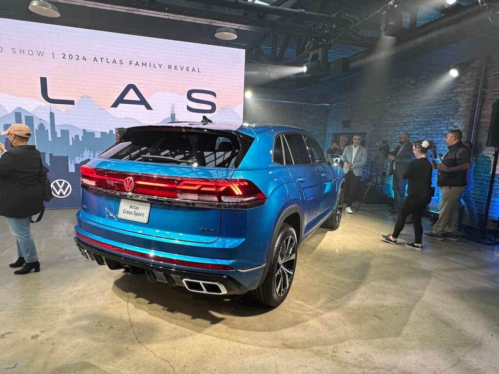 2024 VW Atlas Cross Sport avslører bakre Chicago 2023