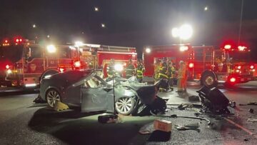 قتل سائق تسلا بعد اصطدامه بعربة إطفاء على طريق سريع