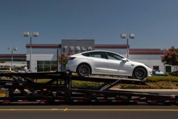 Tesla отзывает более 362,000 XNUMX автомобилей из-за риска аварий с самостоятельным вождением