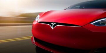 Tesla atualizará software de direção autônoma após regulador alertar que pode ignorar sinais de parada