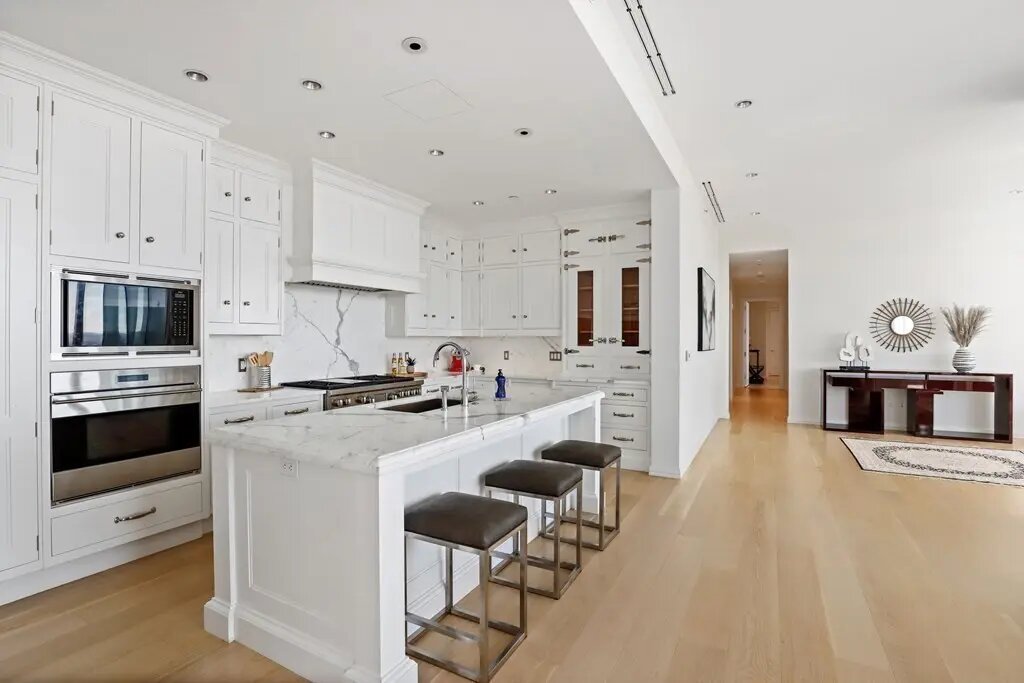 آشپزخانه مدرن سفید روشن پنت هاوس مسافرخانه بوستون