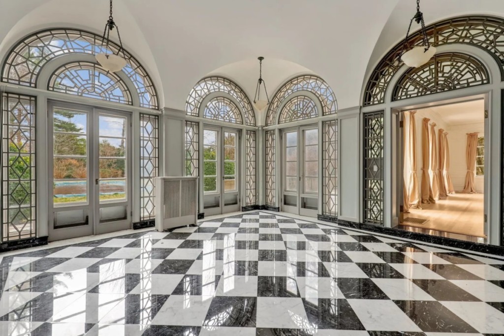 sala formal de azulejos preto e branco em bela casa à venda em brookline
