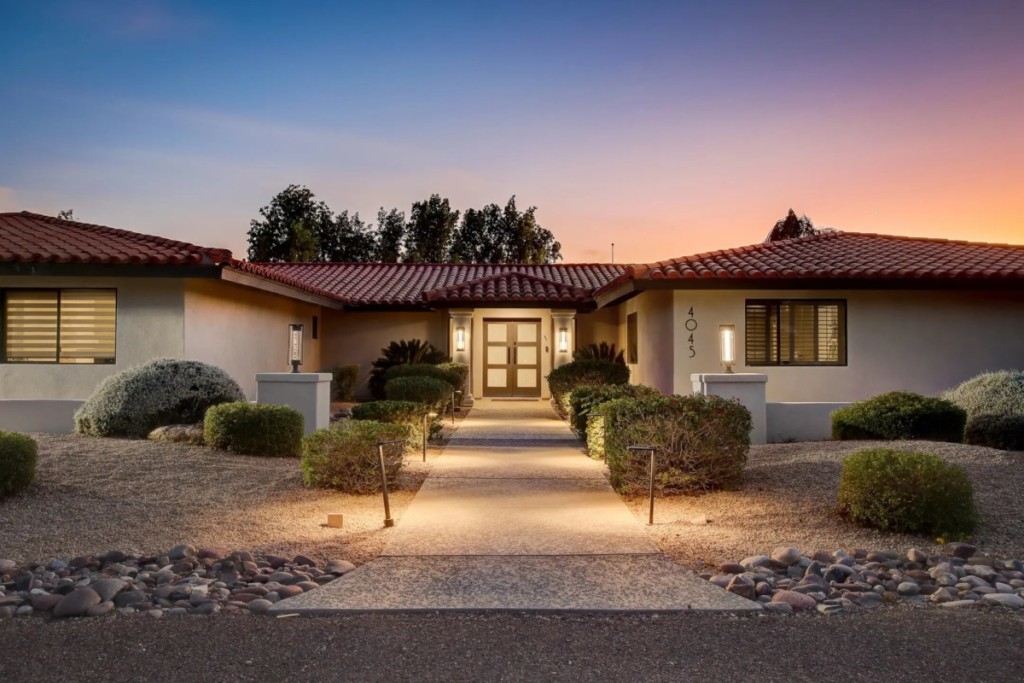 غروب آفتاب کے دوران فینکس، AZ میں خوبصورت گھر برائے فروخت