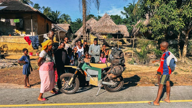 این زن به تازگی یک موتورسیکلت الکتریکی بدون کمک انفرادی را از اسپانیا به آفریقای جنوبی انجام داده است