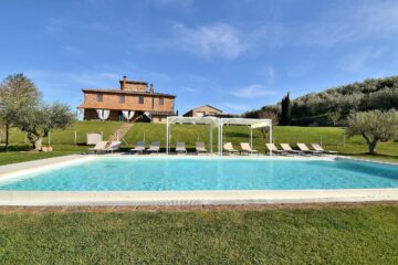 Toscansk villa indtager panoramaet over det italienske landskab